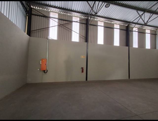 350M² WAREHOUSE TO LET IN CLEVELAND